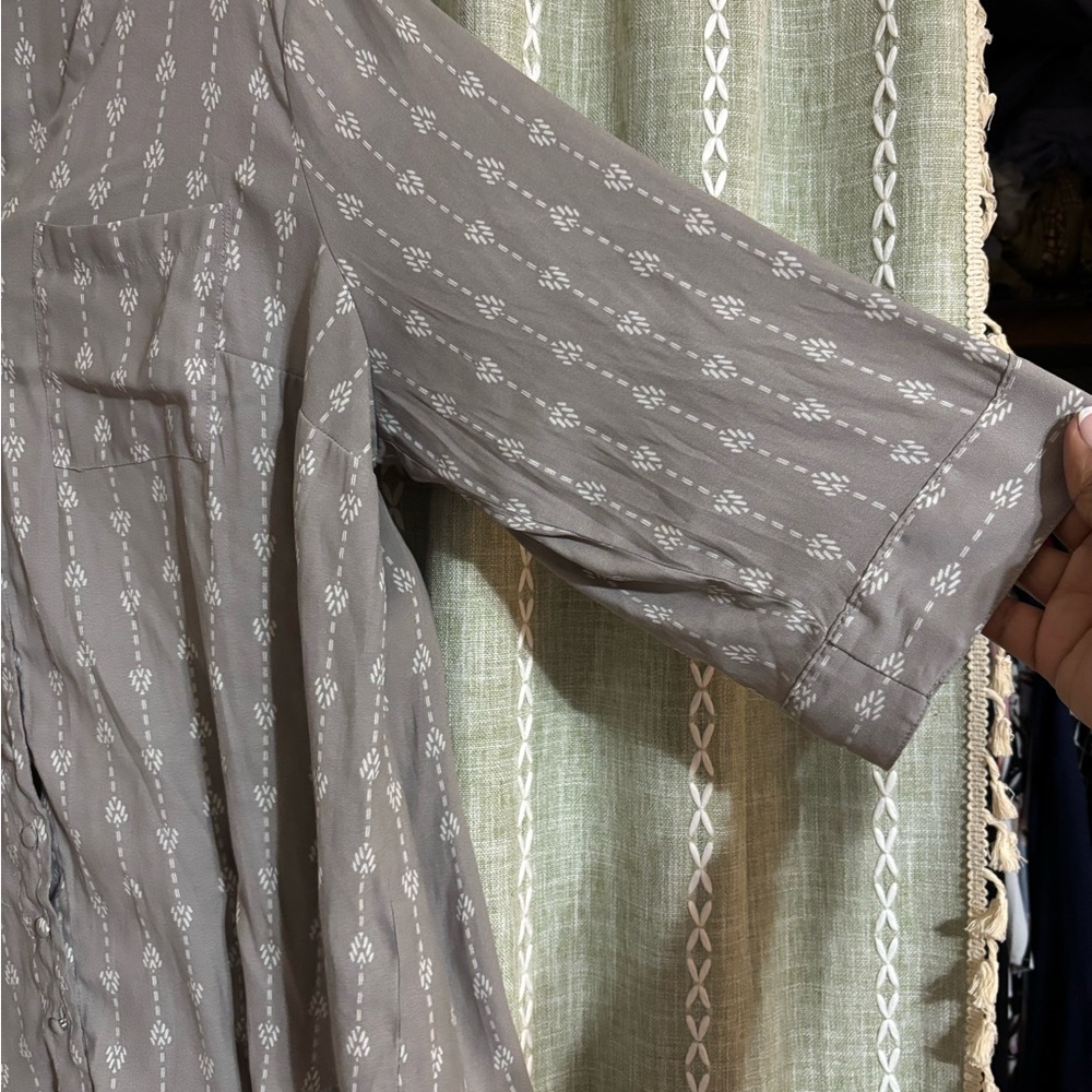 Gray Torrid Button-Down Top With Arrow Pattern - image 4